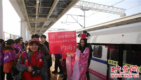 90后“鋼管舞女神”乘高鐵現(xiàn)身清明上河園,近千人圍觀