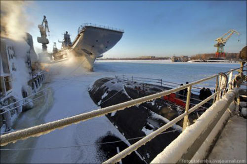 資料圖：2011年冬天正在進(jìn)行最后改裝的戈?duì)柺部品蛱?hào)航母。