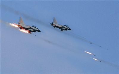 戰(zhàn)機(jī)對(duì)地攻擊。劉應(yīng)華攝