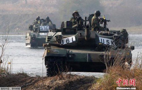 　資料圖：2011年11月2日，韓國(guó)軍隊(duì)在首爾東南100公里的驪州進(jìn)行軍事演習(xí)。