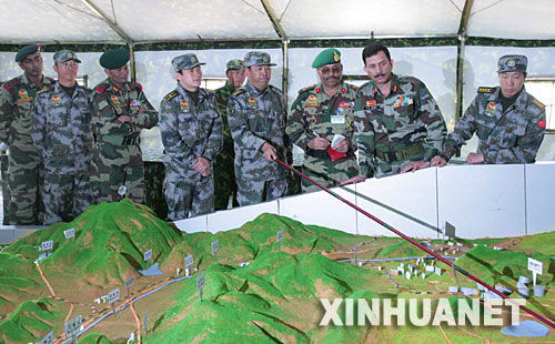 資料圖：2007年12月23日，中印陸軍聯(lián)合軍演中印參訓(xùn)指導(dǎo)組成員在進(jìn)行訓(xùn)練磋商