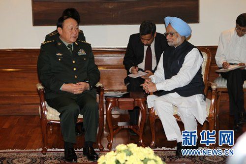 9月4日，在印度首都新德里的總理府，印度總理曼莫漢·辛格（右）會見中國國務(wù)委員兼國防部長梁光烈。