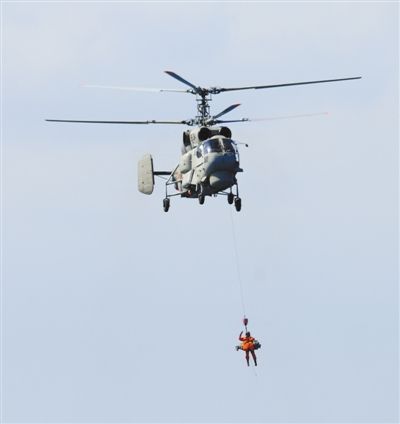 演習(xí)中，搜救直升機(jī)營救“落水人員”