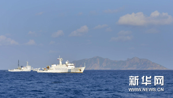 在釣魚島海域巡航的中國海監(jiān)75船（右）責令日船立即離開我國領海