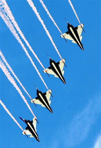 藍天為紙，6架紅藍涂裝的殲-10戰(zhàn)機縱情潑墨寫意