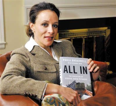 中情局前局長彼得雷烏斯情婦、傳記作家布羅德維爾