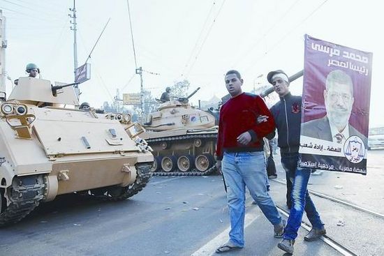埃及50輛坦克保衛(wèi)總統(tǒng)府 逼近內戰(zhàn)令西方意外