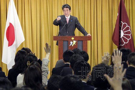 12月17日，日本自民黨總裁安倍晉三17日在黨總部會見記者，表示考慮與日本維新會和眾人之黨攜手修改憲法。
