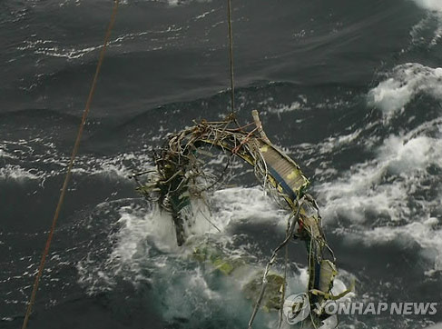 韓國防部23日表示，于本月21日又打撈了三塊朝鮮遠程火箭“銀河3”號的殘骸，打撈地點在之前打撈一級火箭氧化劑桶附近1-2公里海域內。（圖片來源：韓聯(lián)社）