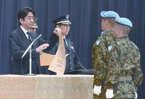 20日，日本首相安倍晉三向回國(guó)的戈蘭高地維和自衛(wèi)隊(duì)遞交政府獎(jiǎng)狀。安倍在儀式上稱，近年“日本周邊的安全保障環(huán)境更加嚴(yán)峻”，為此將修改《防衛(wèi)計(jì)劃大綱》，進(jìn)一步加強(qiáng)日美同盟。