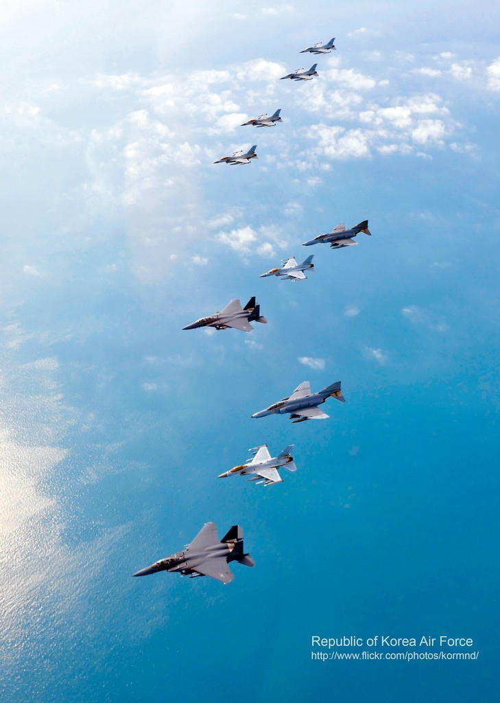 圖為韓空軍KF-16戰(zhàn)機、F-4戰(zhàn)機、F-15K兩代三型戰(zhàn)機編隊升空練作戰(zhàn)。