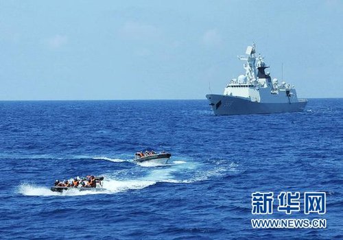 3月28日，十余名臨檢拿捕隊員從玉林艦出發(fā)，乘小艇駛向模擬可疑商船的艦只。