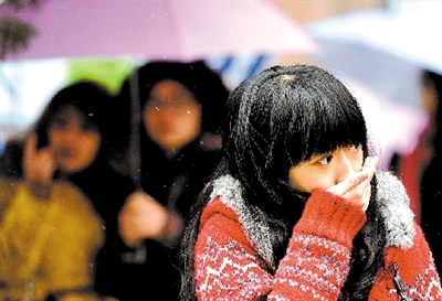 大學(xué)路附近，一位美女冷得縮起脖子。 晚報記者 馬健 圖