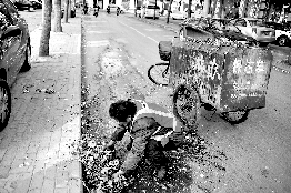 他不停清理著路邊的樹葉。