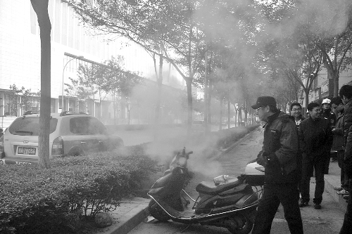 暖氣管爆裂，熱水熱氣從花壇中噴出。