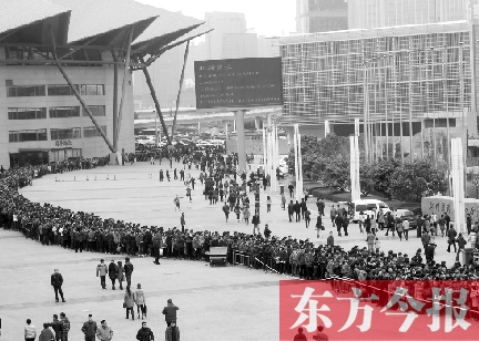 3月2日，在鄭州國(guó)際會(huì)展中心，河南省春季人才招聘會(huì)舉行，六萬五千名求職者扎堆求職