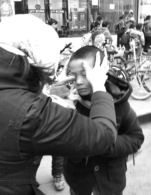 春天風(fēng)沙大，一孩子被風(fēng)沙瞇了眼