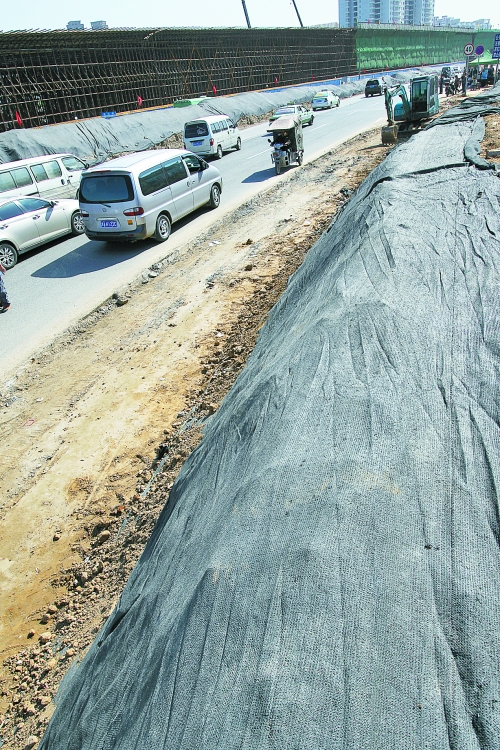 豐樂路與北三環(huán)交叉口，修路的土被歸置得整整齊齊，并用黑網(wǎng)覆蓋，既保暢通又避免了揚(yáng)塵。