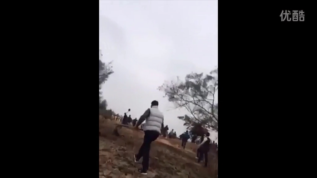 廣東退休官員修墓被指破壞鄰居祖墳風(fēng)水，雙方百人火拼現(xiàn)槍聲