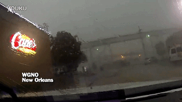 好可怕！大風(fēng)把火車從橋上吹了下來(lái)