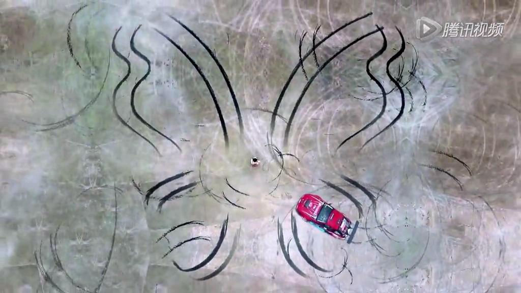 真人版“藤原拓?！崩@美女飄移輪印畫蝴蝶