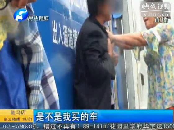 夫妻車?；▓@路中央 棄車去打架