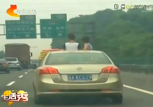 長潭高速驚險(xiǎn)一幕 兩孩童探身小車天窗