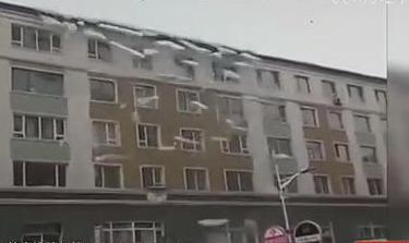 壯觀！樓房變冰雕瀑布