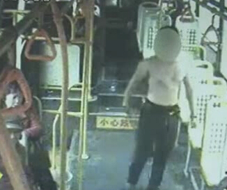 上車(chē)光膀子 這是要干啥？