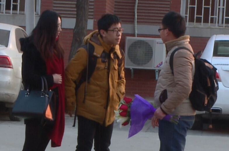 美女請(qǐng)你假裝其男友拒絕追求者，你會(huì)怎么辦？