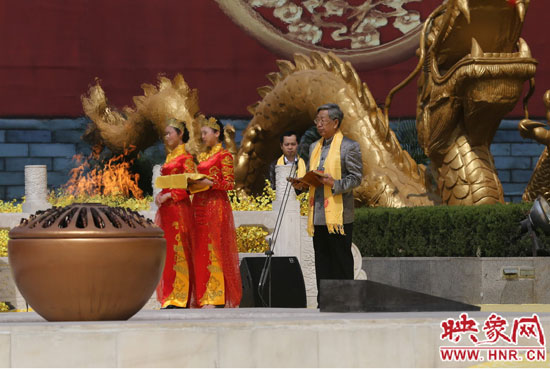 中華炎黃文化研究會會長許嘉璐宣讀拜祖大典拜祭文。映象網(wǎng)記者 邵恰 攝