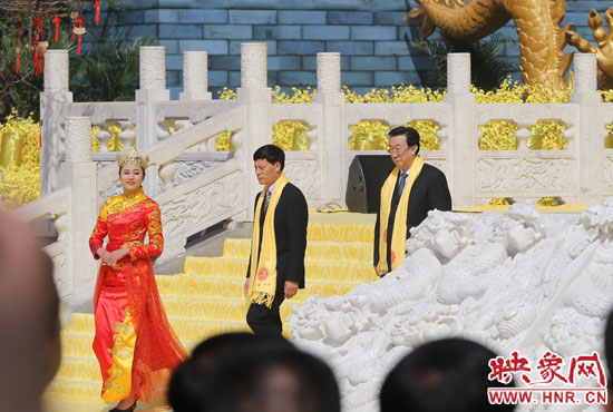 　河南省委書記、省人大常委會主任郭庚茂，河南省省長謝伏瞻敬獻(xiàn)花籃。映象網(wǎng)記者 邵恰 攝