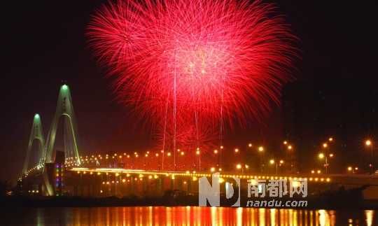  ?？谑忻癯赃^了年夜飯,到西海岸燃放觀賞煙花是近年來興起的一大潮流。
