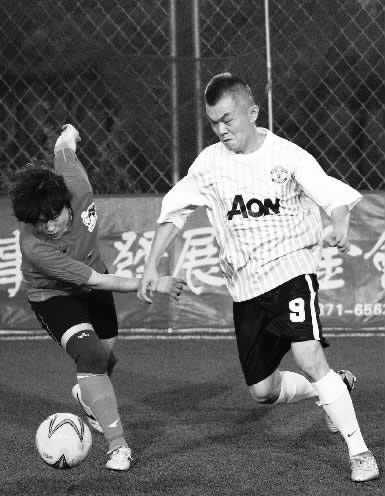 跟男人踢球，鏗鏘玫瑰們?cè)缫蚜?xí)慣