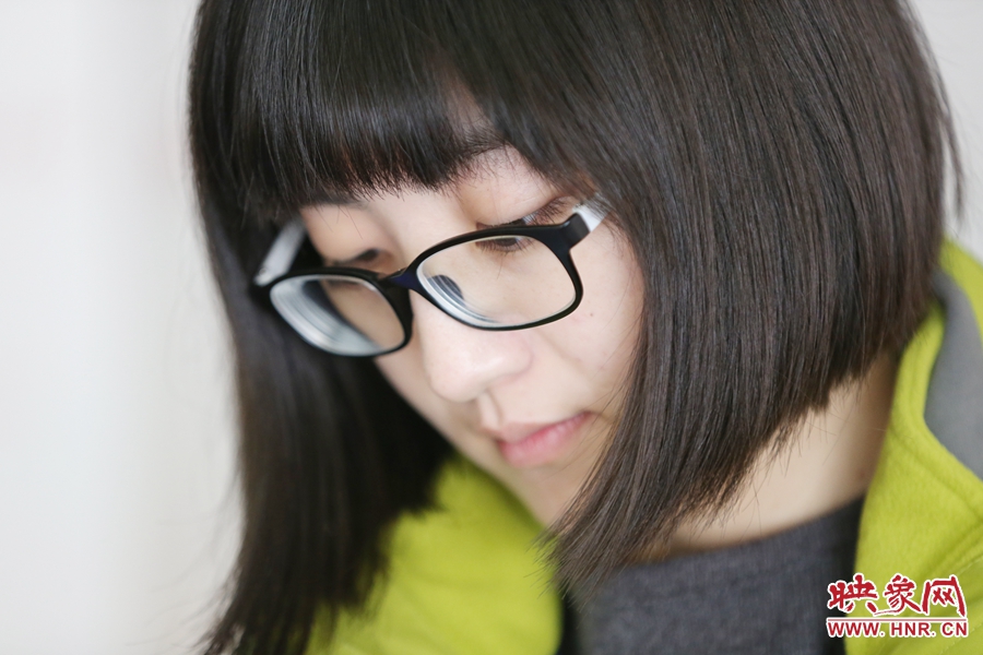 采訪中認真記錄的樂天。