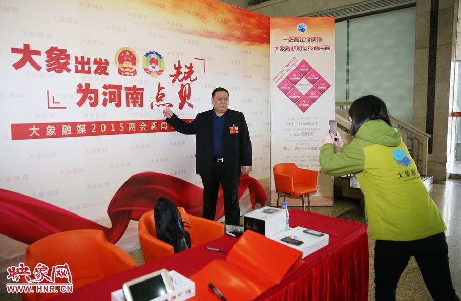 幫代表在大象融媒新聞會客廳留影拍照。