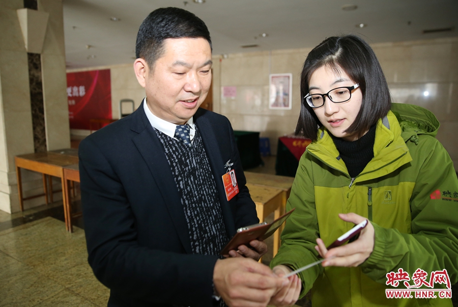 幫代表使用大象融媒映象網(wǎng)微信打印機現(xiàn)場打印照片。