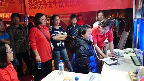 小男孩走失，移動員工幫他們找 親人