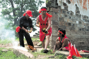 龍王廟前祭拜。