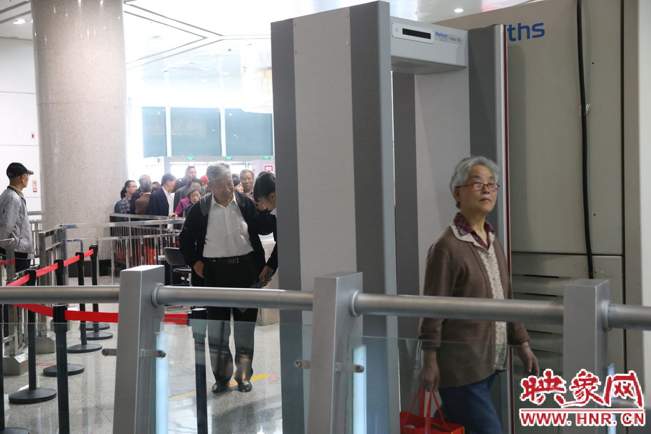 勞模排隊(duì)進(jìn)入福塔參觀