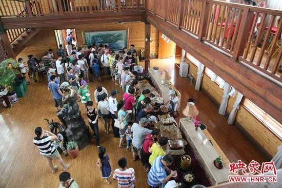 聽眾們?cè)谀疚輹?huì)所享用免費(fèi)自助餐。