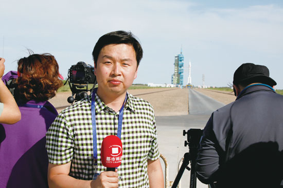 劉瑞鋒回憶，從“神舟十號”在視線中出現(xiàn)到消失的兩分鐘內(nèi)，他們的兩臺攝像機(jī)、一臺照相機(jī)就在不停地拍、拍