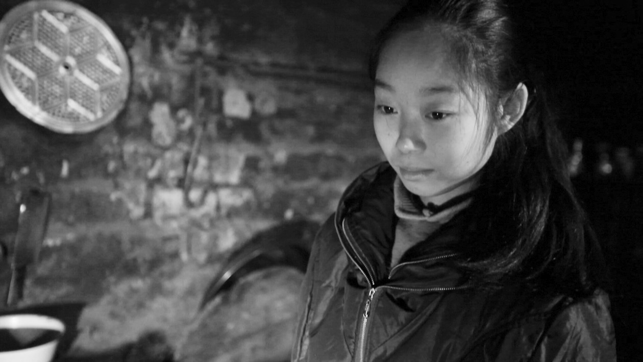 小倩倩家徒四壁，她渴望繼續(xù)讀書，改變家的現(xiàn)狀