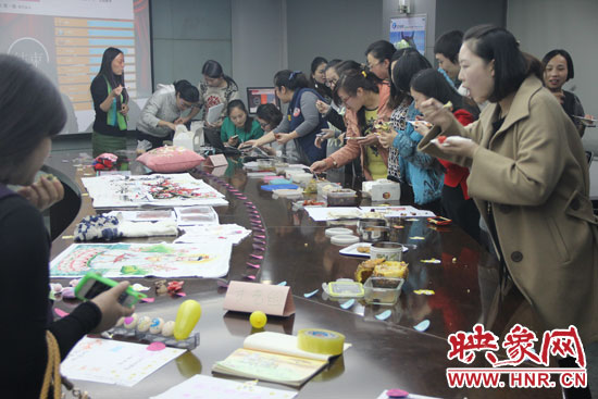 比賽現(xiàn)場熱鬧非凡，各位女神競相展示自己的作品