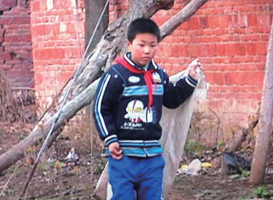 有時(shí)候，浩浩會(huì)拿著蛇皮袋撿些垃圾賣錢視 頻截圖