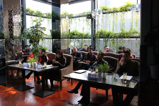 《創(chuàng)業(yè)星工廠》第二季海選現(xiàn)場，評委們認(rèn)真聽取創(chuàng)業(yè)者的項目介紹