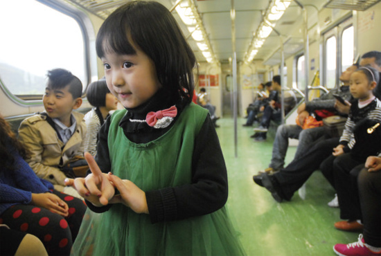 開往花蓮火車上，“戲曲小精靈”張楚怡練嗓