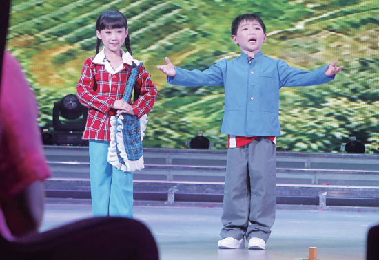 孩子們的表演有模有樣，讓人忍俊不禁