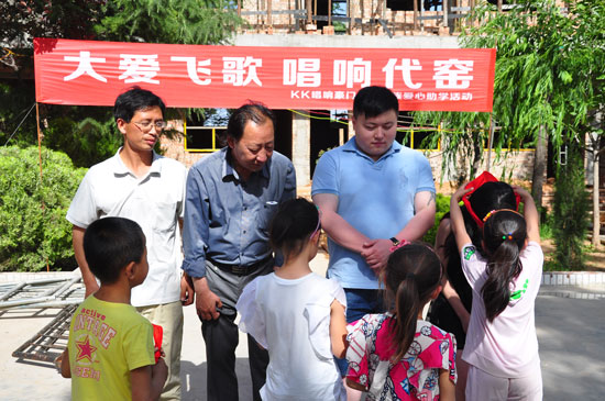 代窯小學的學生為代表們系紅領(lǐng)巾