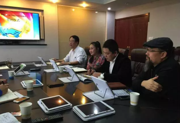 從右至左依次為趙財(cái)神，雅購(gòu)供銷(xiāo)CEO許濤，農(nóng)團(tuán)聯(lián)盟創(chuàng)始人王婷。